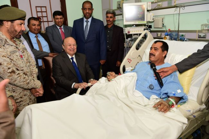 شاهد : الرئيس هادي يزور رئيس اركانه الذي اصيب في حرب القضاء على الحوثي بالجوف