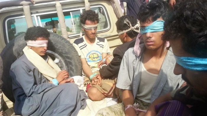 شاهد.. وقاحة بعض الأسرى الحوثيين في قبضة الجيش (فيديو)
