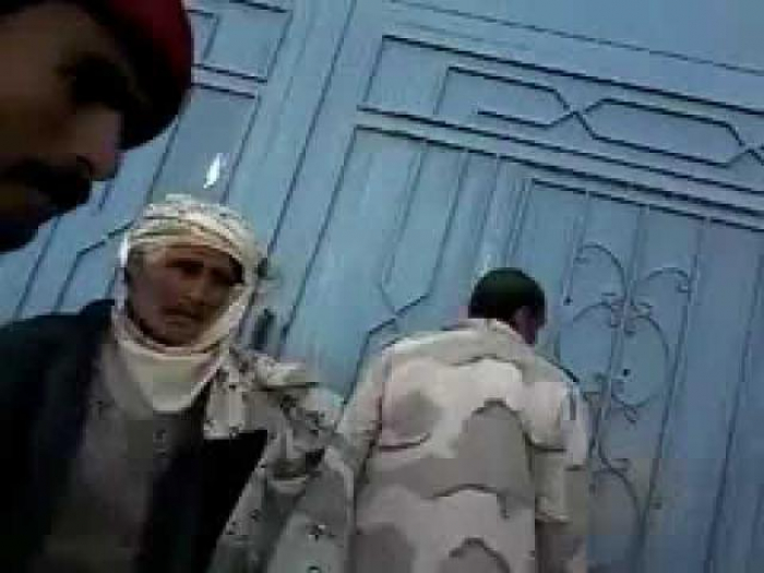 أول فيديو لاقتحام الحوثيين اليوم لمنزل نائب الرئيس "علي محسن " واختطاف نجله بسنحان(شاهد)
