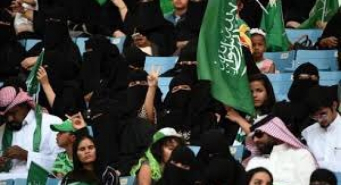 لأول مرة : جوهرة السعودية تستقبل النساء لتشجيع كرة القدم