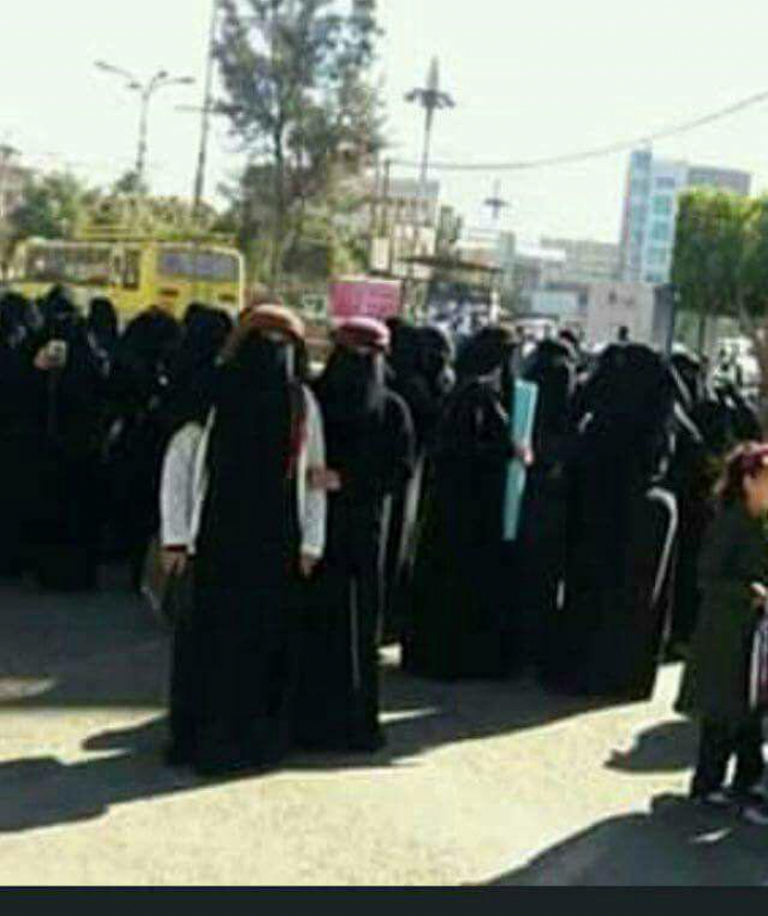 بعد أربعين يوما من مقتل صالح .. نساء صنعاء يلبسن عمائم القبائل (صور)