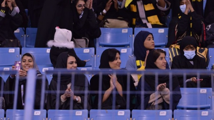 بالصور : لاول مرة اميرة سعودية تستفيد من القرار وتشارك النساء حضور مباراة الهلال والاتحاد في ملعب الملك فهد