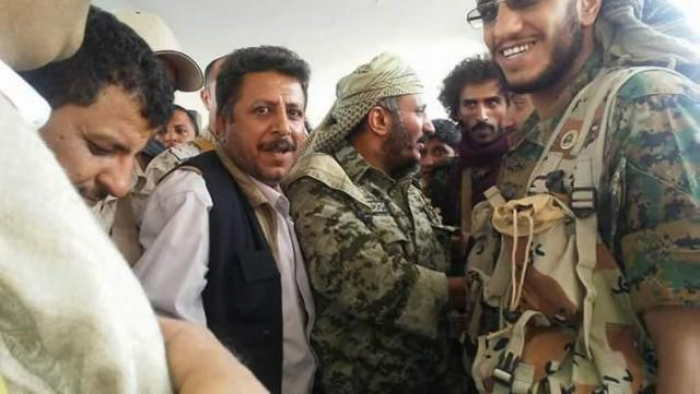 بعد وصول طارق صالح إلى أحد المعسكرات المحررة في عدن .. قادة المقاومة الجنوبية يتداعون لعقد اجتماع طارئ