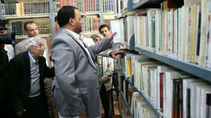 لماذا أغضبت صورة لكبير أدباء اليمن المثقفين العرب؟ "شاهد الصوره"