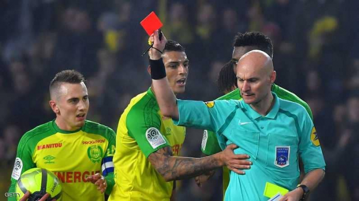 الدوري الفرنسي.. ركلة وبطاقة حمراء من حكم للاعب