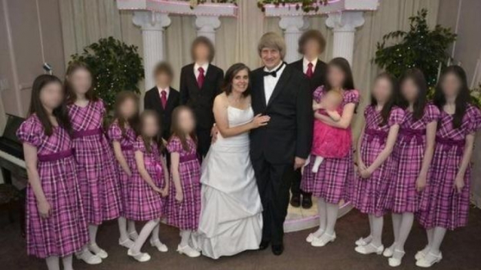 القبض على زوجين أمريكيين ربطا أبناءهما الـ13 بالسلاسل لسنوات