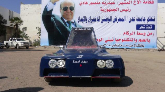بالصور.. مواطن يمني يصنع سيارة ويتجول بها في شوارع عدن