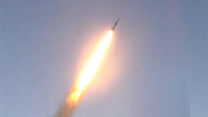 شاهد بالفيديو: لحظة اعتراض صاروخ حوثي جديد في سماء نجران