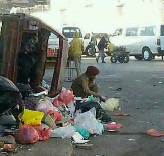 يمنيون شردتهم الحرب يبحثون عن طعام لهم من النفايات