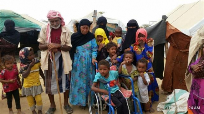 الحوثيون ينهبون منحة انسانية مخصصة للنازحين بحجة