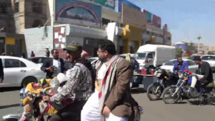 شاهد بالفيديو المطلوب الثالث في جماعة الحوثي للتحالف يتجول على متن دراجة نارية وسط العاصمة صنعاء