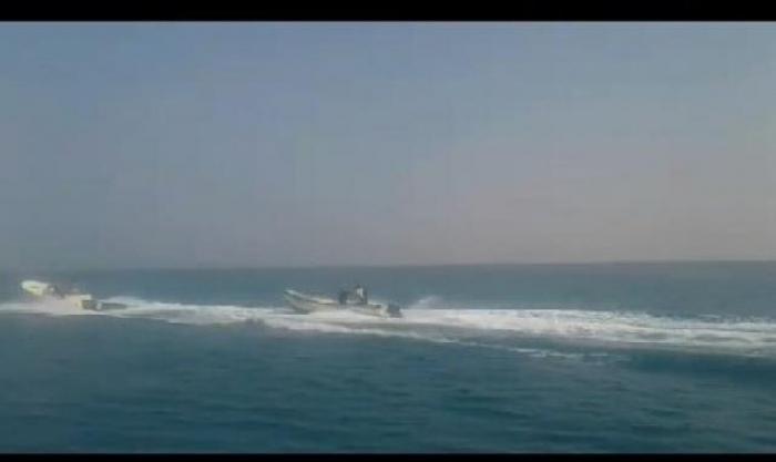 شاهد بالصور مصير ثلاثة زوارق للحوثيين وصلت إلى خط الملاحة الدولي في البحر الأحمر لزراعة الألغام