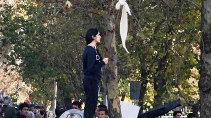 "العفو" تطالب إيران بالكشف عن مصير "بنت شارع طهران"