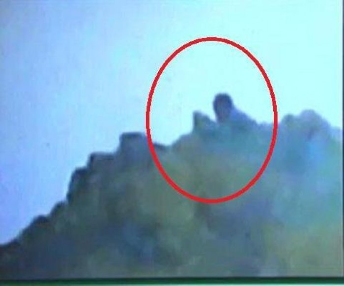 شاهد بالفيديو: لحظة استهداف القوات السعودية لقناص حوثي على الحدود