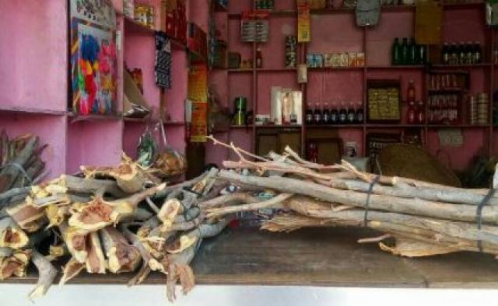صورة صادمة تلخص سلطة الحوثيين.. الحطب يباع في البقالات بالعاصمة صنعاء