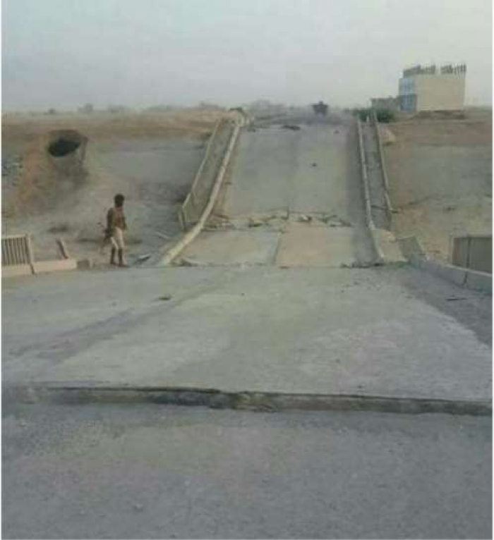الحوثي يتبع سياسة الارض المحروقة منسحبا من حيس ويدمر الجسور