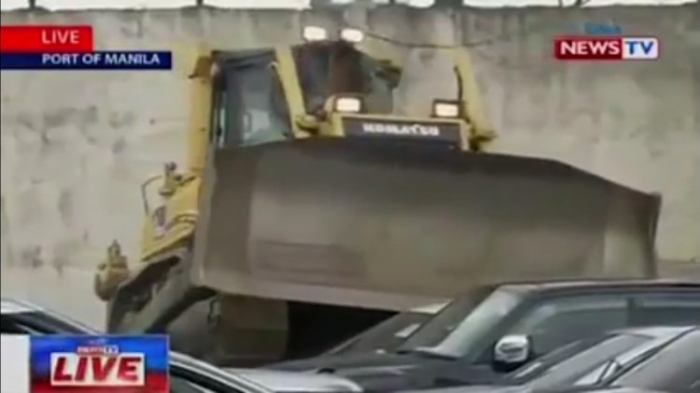 شاهد بالفيديو.. رئيس دولة يحطم عشرات السيارات الفارهة بنفسه