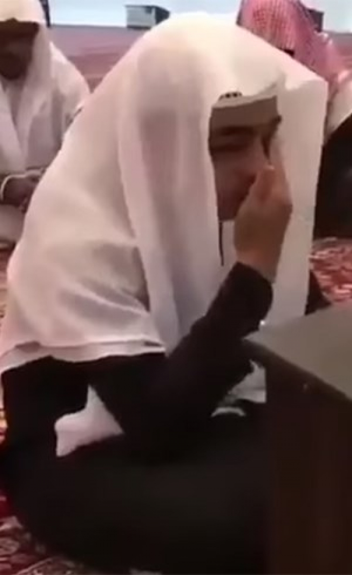 بالفيديو.. مشهد مؤثر لشاب يبكي فرحاً لإتمامه حفظ القرآن الكريم