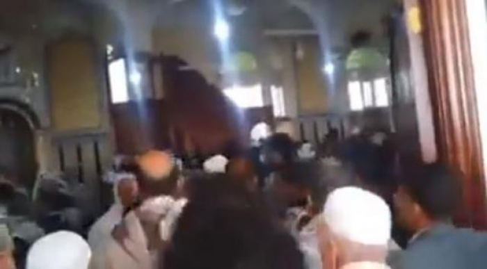 بالفيديو : مصلون يطردون خطيب جمعة حوثي طلب منهم ترديد الصرخة في جامع بصنعاء