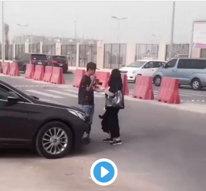 شاهد بالفيديو : سعودي انتظر حبيبته بوردة حمراء فبادلته بحضن وسط الشارع وشعلت جميع مواقع التواصل الاجتماعي