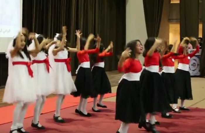 شاهد بالفيديو: أروع فتيات اليمن في ماليزيا يرقصن للوطن و فبراير