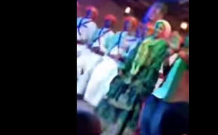 شاهد الفيديو : لاول مرة فتاة سعودية ثير الجدل برقصها مع الرجال في احتفال عام .. والجهات الرسمية تبرر موقفها المرفوض اجتماعيا