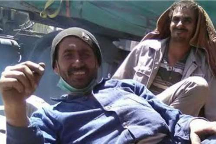 شاهد بالصور .. رئيس تحرير صحيفة يمنية يتحول الى عامل بالاجر اليومي