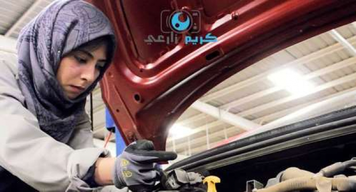 بالصور .. حسناء يمنية تعمل في ميكانيك السيارات