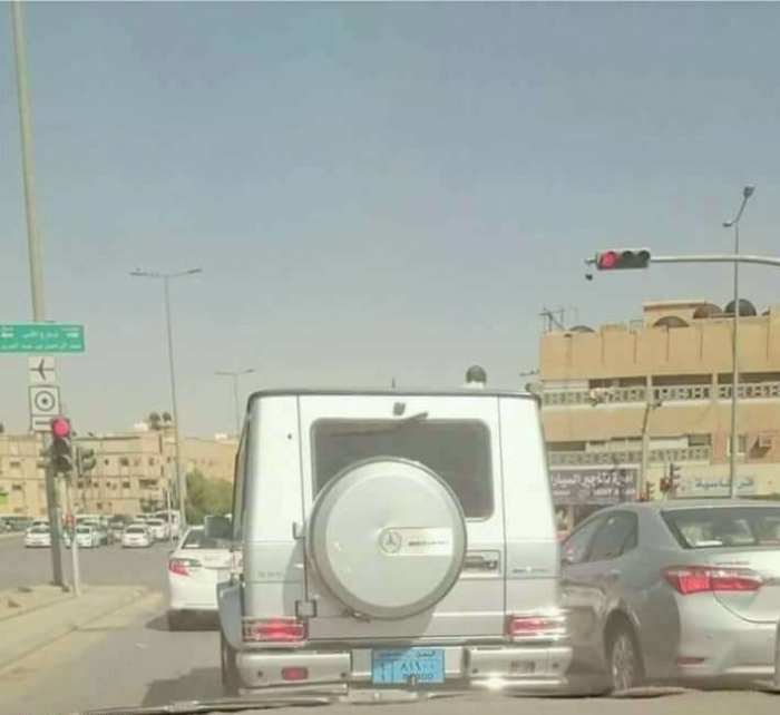 شاهد : سيارة حاشد الأحمر ابو  250 الف دولار امريكي  وهي تتجول في شوارع السعودية