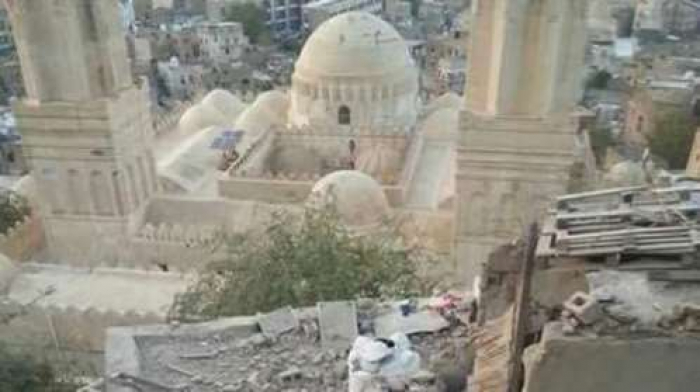 مدفعية الحوثي تهاجم مسجد الاشرفية التاريخي بمدينة تعز وسط اليمن