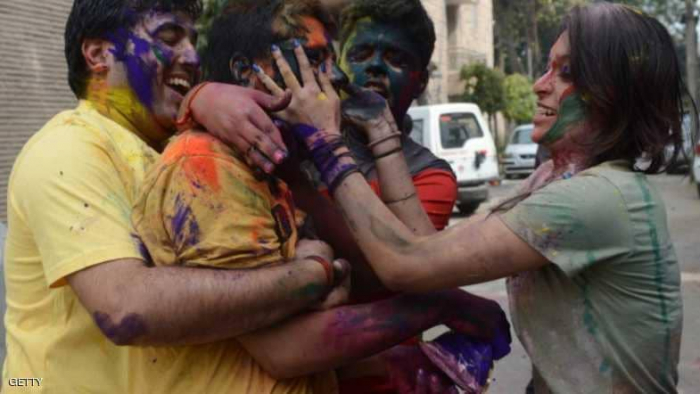 في مهرجان الألوان بالهند .. النساء يطاردن الرجال بالعصي