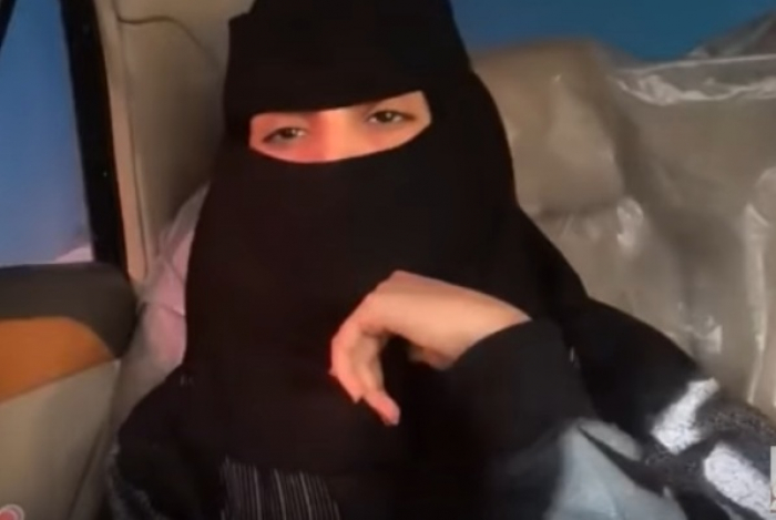 شاهد بالفيديو : بنت سعودية يعلمها حبيبها على قيادة السيارة شاهد ماذا فعل معها بعد ان اختلى بها