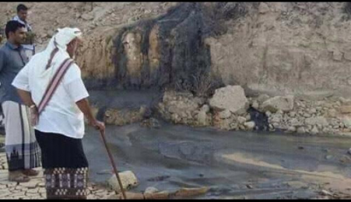 شاهد بالصور : مواطنون يتفاجئون بخروج النفط الخام أثناء حفر بئر ارتوازية للماء بمحافظة حضرموت ويخاطبون بترو مسيلة