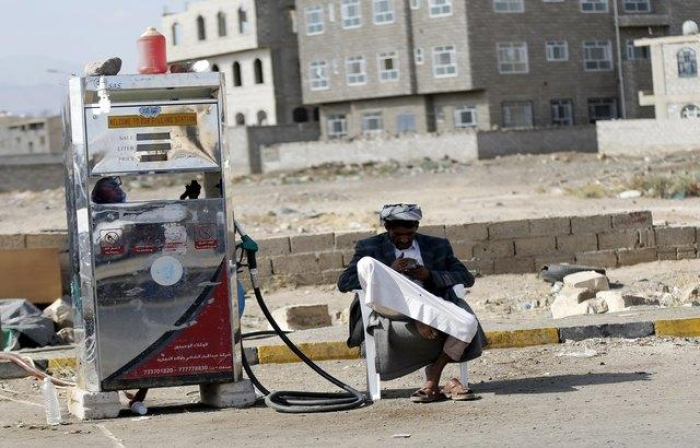 بعد أن أغرقت صنعاء بأزمة خانقة.. مليشيا الحوثي تنشئ محطات لبيع الغاز بالسوق السوداء