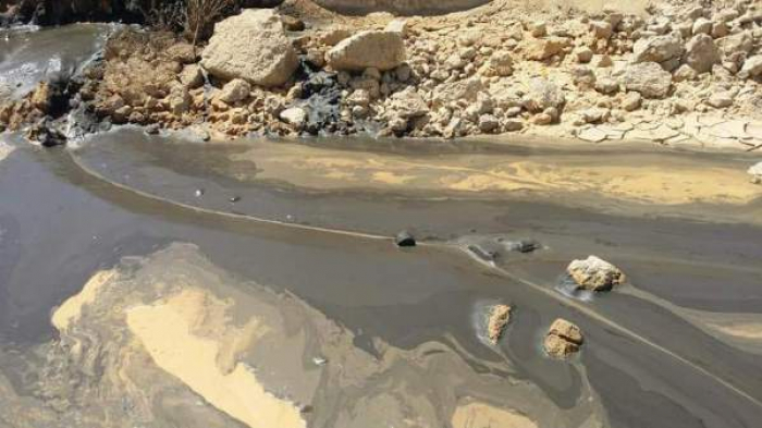 شاهد المفاجاة بالصورة : حضرمي حفر بئرا للماء فخرج له النفط