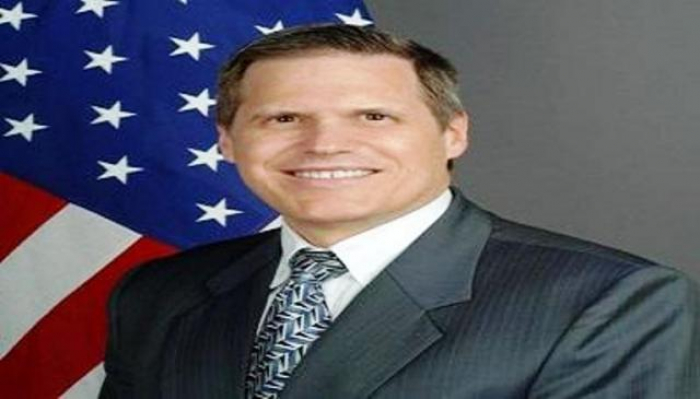 السفير الأميركي لدى اليمن يتحدث عن اقتراب الحل ويكشف عن اطراف جديدة مشاركة بالحرب ويتهم الشرعية بالفساد
