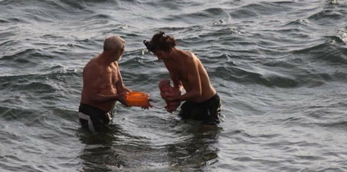 شاهد بالصور.. سائحة روسية تنجب مولودها وهي تسبح في بحر مصر