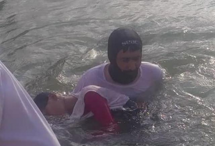 الغواص السيفي المرادي ينتشل جثمان طفلة من عمران غرقت في سد مأرب