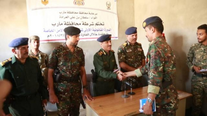 شرطة مأرب تكرم الأفراد الذين ضبطوا شحنة أسلحة في المحافظة كانت في طريقها إلى صنعاء