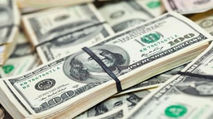 خبير مصرفي : الدولار سيهبط الى 300 ريال يمني