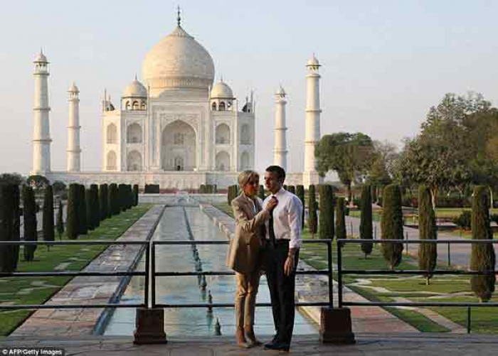 شاهد صور رومانسية لرئيس فرنسا إمانويل ماكرون وزوجته في الهند!