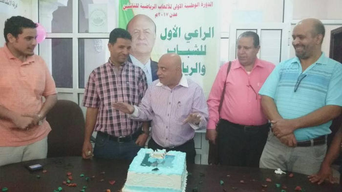 موظفو وزارة الشباب والرياضة يكرمون الوكيل خالد صالح