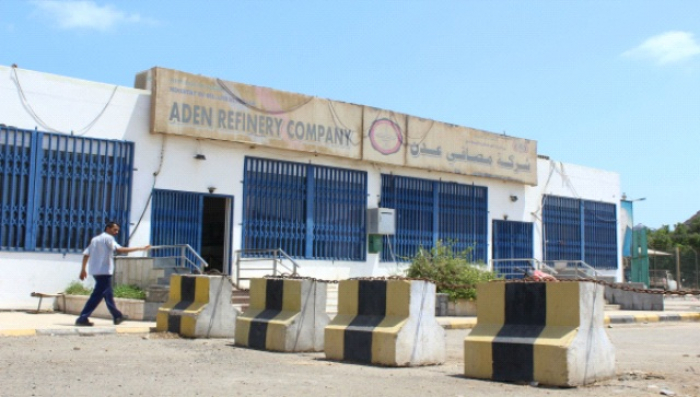 وزارة النفط تغلق المساكب وتمنع شركة مصافي عدن من البيع المباشر للتجار