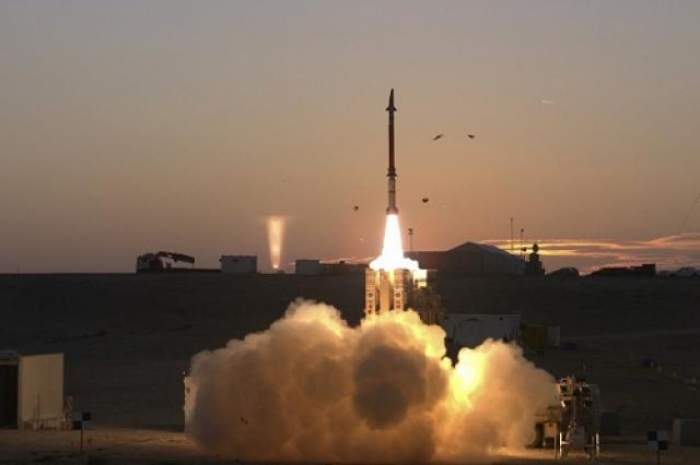 الحوثيون يكشفون النقاب عن صاروخ باليستي ويؤكدون دخول المعركة الصاروخية مرحلة جديدة