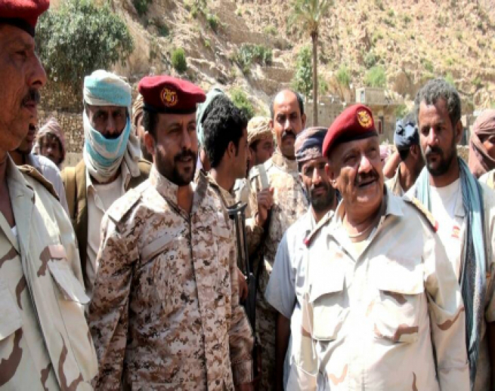 قائد اللواء الرابع مشاة جبلي يدشن عملية صرف مرتبات أفراد اللواء
