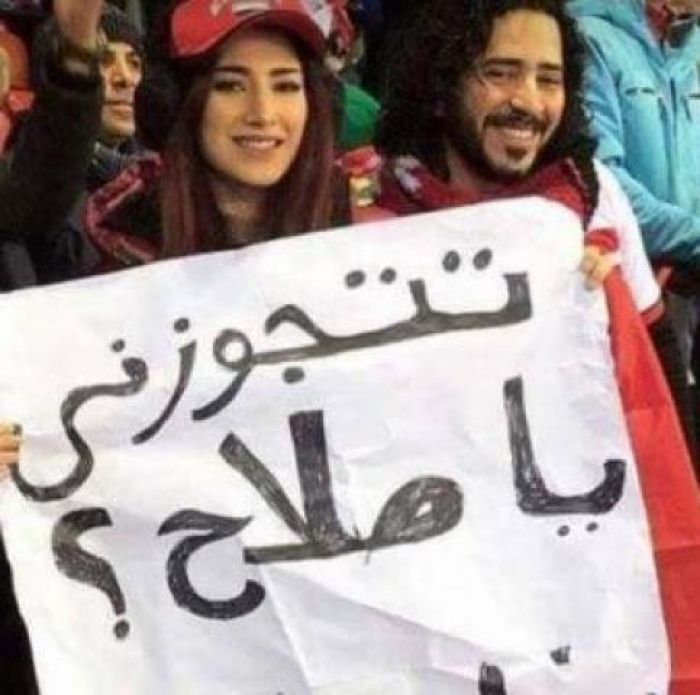 شاهد.. مصرية حسناء تطلب الزواج من «محمد صلاح» بطريقة مبتكرة في المدرجات.. والاخير يرد