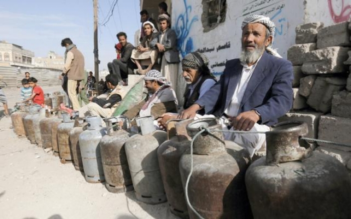 الغاز يضع الحوثيين في مأزق.. وعقال الحارات يؤكدون: لا ترموا فشلكم علينا