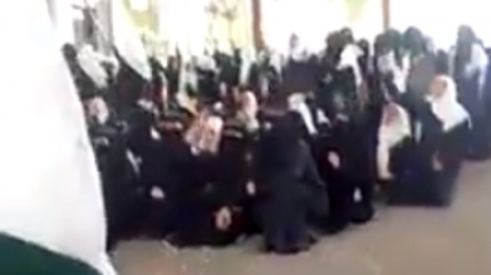 شاهد بالفيديو : الفتيات في صنعاء اشجع من الرجال