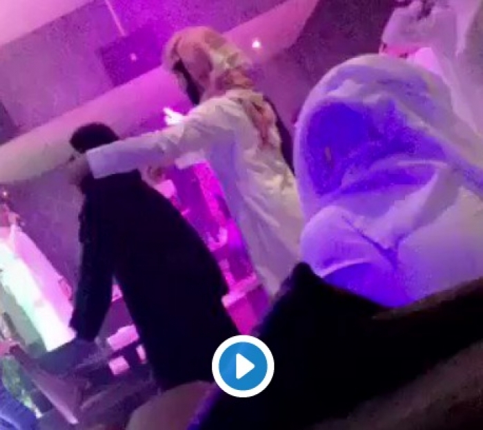 شاهد بالفيديو : رقص مختلط وأحضان وقُبَل وتناول الكحول ووفق الضوابط الشرعية بالسعودية