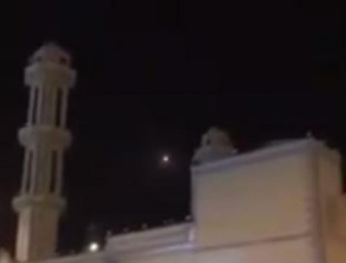 شاهد بالفيديو لحظة اعتراض الدفاعات الجوية السعودية صاروخ حوثي فوق جازان مساء اليوم